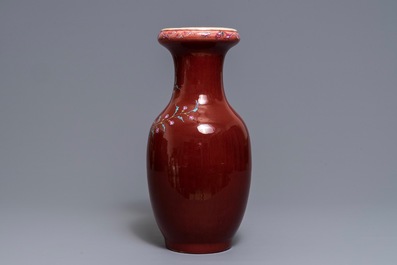 Een Chinese monochrome sang de boeuf vaas met overglazuur decor, 19e eeuw