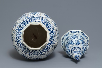 Un grand vase couvert en fa&iuml;ence de Delft en bleu et blanc, d&eacute;but du 18&egrave;me