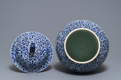 Un grand vase couvert en porcelaine de Chine bleu et blanc, 19&egrave;me