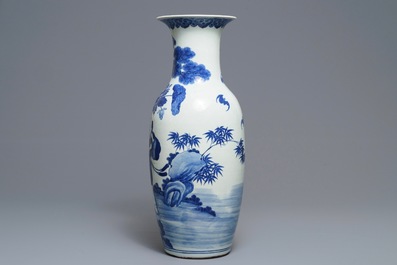 Een Chinese blauwwitte 'Hehe Er Xian' vaas, 19e eeuw