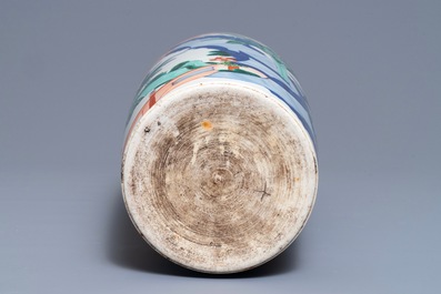 Un vase de forme rouleau en porcelaine de Chine wucai, 19&egrave;me