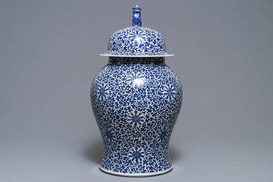 Un grand vase couvert en porcelaine de Chine bleu et blanc, 19&egrave;me