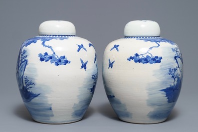 Une paire de pots couverts en porcelaine de Chine bleu et blanc, marque de Kangxi, 19&egrave;me