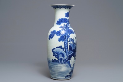 Un vase en porcelaine de Chine bleu et blanc &agrave; d&eacute;cor 'Hehe Er Xian', 19&egrave;me