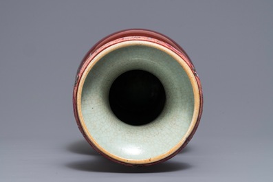 Un vase en porcelaine de Chine sang de boeuf monochrome &agrave; d&eacute;cor &eacute;maill&eacute;, 19&egrave;me