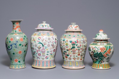 Quatre vases en porcelaine de Chine famille rose et verte, 19&egrave;me