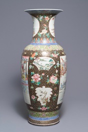 Een grote fijne Chinese famille rose vaas, 19e eeuw