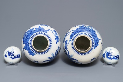 Une paire de pots couverts en porcelaine de Chine bleu et blanc, marque de Kangxi, 19&egrave;me