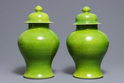 Une paire de vases couverts en porcelaine de Chine vert et jaune, 19&egrave;me