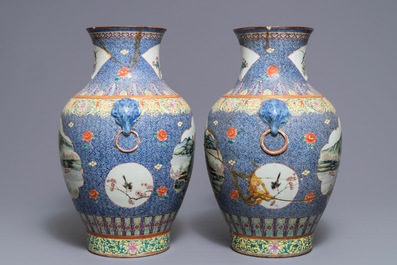 Une paire de vases de forme hu en porcelaine de Chine famille rose, marque de Qianlong, R&eacute;publique, 20&egrave;me