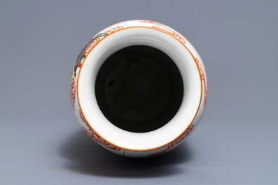 Un vase de forme rouleau en porcelaine de Chine wucai, 19&egrave;me