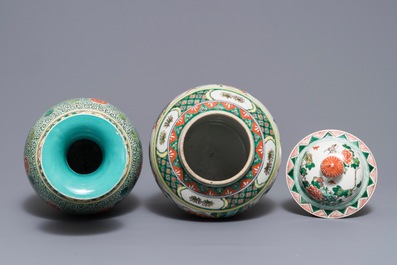 Quatre vases en porcelaine de Chine famille rose et verte, 19&egrave;me