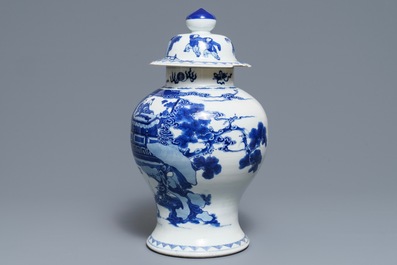 Un vase couvert en porcelaine de Chine bleu et blanc, 19&egrave;me