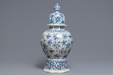 Un grand vase couvert en fa&iuml;ence de Delft en bleu et blanc, d&eacute;but du 18&egrave;me
