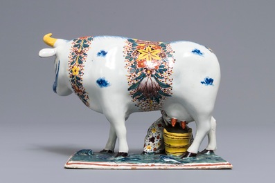 Een grote polychrome Delftse groep van een koe met melkster, 18e eeuw