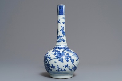 Een grote Chinese blauwwitte flesvormige vaas met vogels in een landschap, Wanli