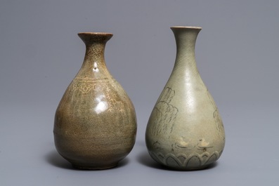 Deux vases de forme bouteille en porcelaine c&eacute;ladon de Cor&eacute;e, Goryeo et Joseon