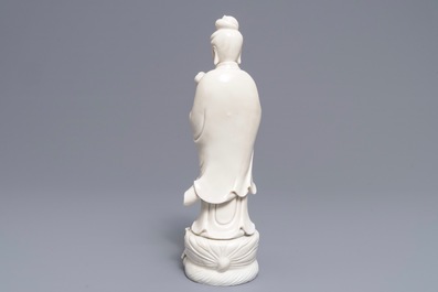 Een Chinees blanc de Chine model van Guanyin met kind, 19e eeuw
