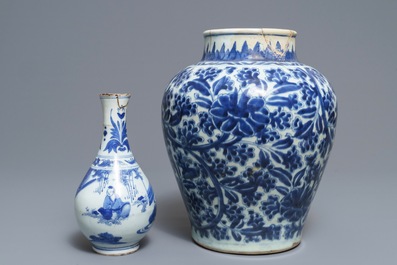 Deux vases en porcelaine de Chine bleu et blanc, &eacute;poque Transition et Kangxi