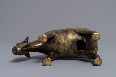 Een Mogoolse messing waterdruppelaar of -kan in de vorm van een zeboe, India, 17/18e eeuw