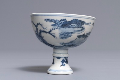 Un bol sur talon en porcelaine de Chine bleu et blanc, marque apocryphe de Wanli