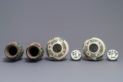 Une paire de vases et une paire de pots couverts en porcelaine de Chine famille verte, 19&egrave;me