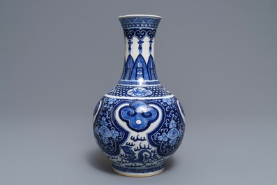 Un vase de forme bouteille en porcelaine de Chine bleu et blanc, marque de Kangxi, 19&egrave;me