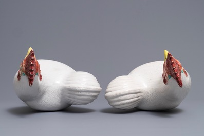 A pair of Chinese export porcelain models of roosters, 19th C.