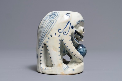 A Chinese blue and white scroll weight, 18/19th C.