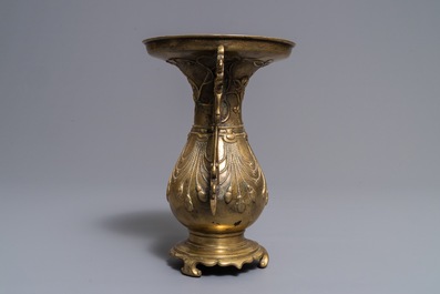 Een Chinese met zilver ingelegde bronzen vaas, 18/19e eeuw