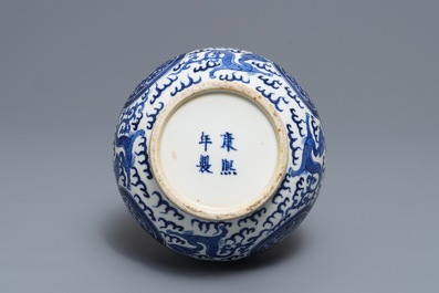 Een Chinese blauwwitte flesvormige vaas, Kangxi merk, 19e eeuw