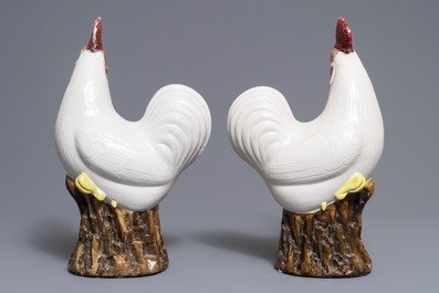 Une paire de mod&egrave;les de coqs en porcelaine de Chine pour l'exportation, 19&egrave;me