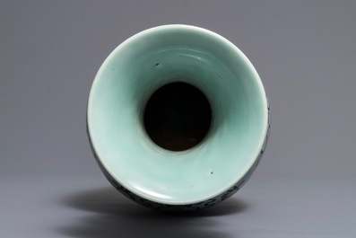 Een Chinese vaas met blauwwit decor met celadon fondkleur, Qianlong merk en periode