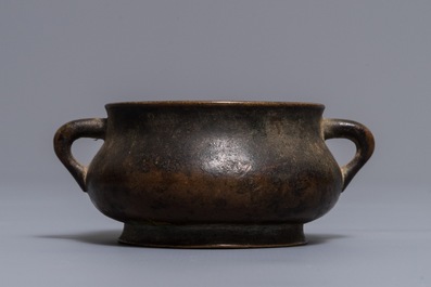 Een Chinese met goud bespatte bronzen wierookbrander, Xuande merk, 18e eeuw