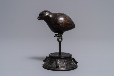 Een Chinese bronzen waterdruppelaar in de vorm van een vogel op tak, Ming