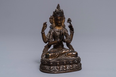 Een Sino-Tibetaanse verguld bronzen figuur van de vierarmige Avalokitesvara, 18e eeuw