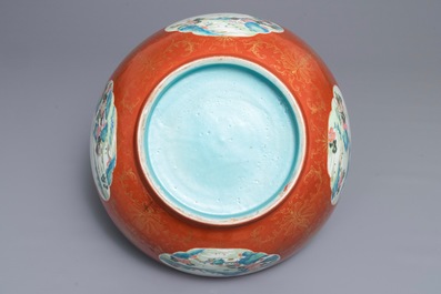 Un grand bol en porcelaine de Chine famille rose &agrave; fond rouge de corail, Jiaqing