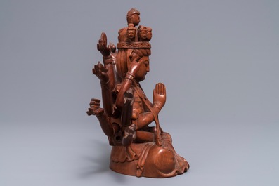 Een Chinese huangyang houten figuur van de 12-armige Guanyin, Republiek, 20e eeuw