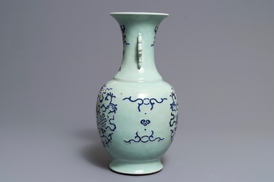 Een Chinese vaas met blauwwit decor met celadon fondkleur, Qianlong merk en periode