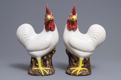 A pair of Chinese export porcelain models of roosters, 19th C.