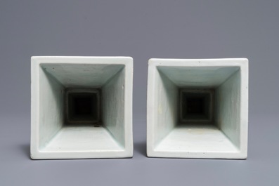 Une paire de vases en porcelaine de Chine de l'atelier dit 'Pronk' &agrave; d&eacute;cor de fritillaires, Qianlong