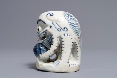 A Chinese blue and white scroll weight, 18/19th C.
