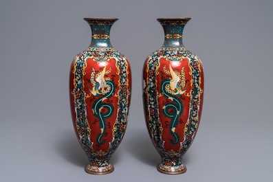 Une paire de vases en &eacute;maux cloisonn&eacute;s, Japon, Meiji, 19&egrave;me