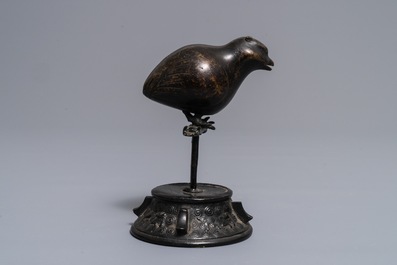 Een Chinese bronzen waterdruppelaar in de vorm van een vogel op tak, Ming