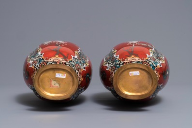 Een paar Japanse cloisonn&eacute; vazen, Meiji, 19e eeuw