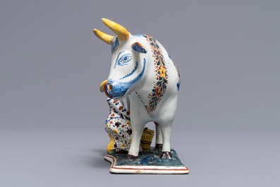 Un grand groupe d'une vache et trayeuse en fa&iuml;ence polychrome de Delft, 18&egrave;me