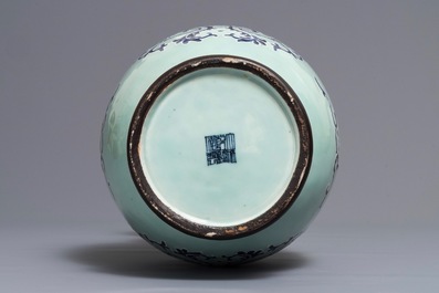 Een Chinese vaas met blauwwit decor met celadon fondkleur, Qianlong merk en periode