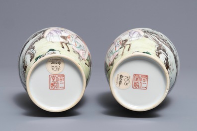 Une paire de vases en porcelaine de Chine famille rose, marque de Ju Ren Tang, R&eacute;publique, 20&egrave;me