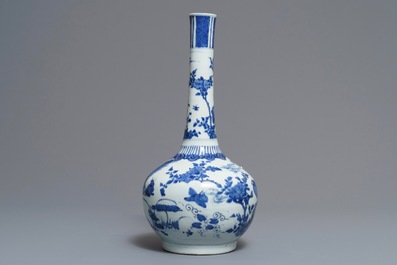 Un grand vase de forme bouteille en porcelaine de Chine bleu et blanc, Wanli