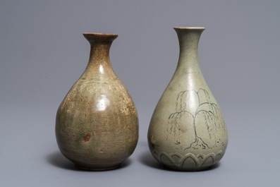 Deux vases de forme bouteille en porcelaine c&eacute;ladon de Cor&eacute;e, Goryeo et Joseon